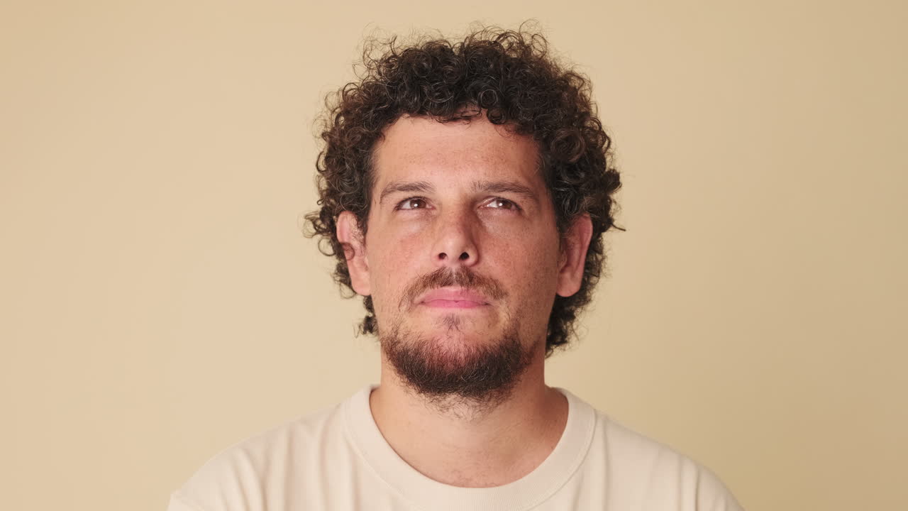 Der Mann mit den lockigen Haaren