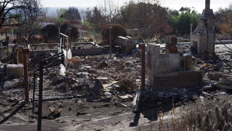 Unberührter-Basketballkorb-Vor-Abgebranntem-Haus,-Wolliges-Feuer