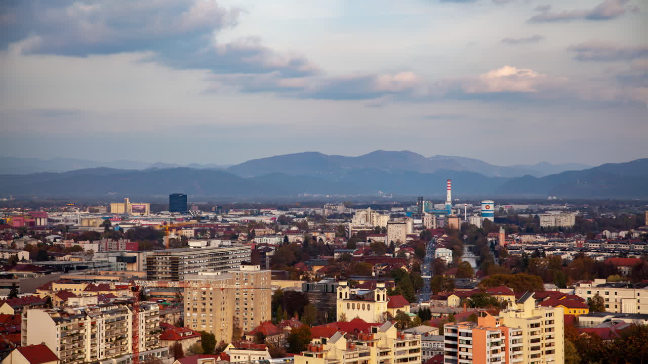 el horizonte de ljubljana por la tarde de otoño