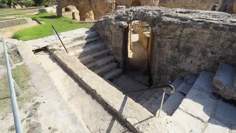 alte steintreppe, die zu einer gewölbten tür führt, sonniger tag, historische stätte