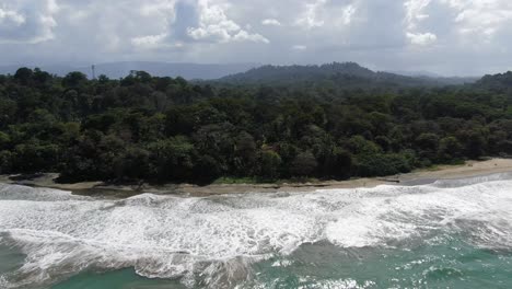 Drohnenansicht-Des-Strandes-Von-Costa-Rica-Mit-Blick-Auf-Meer,-Ufer-Und-Wald