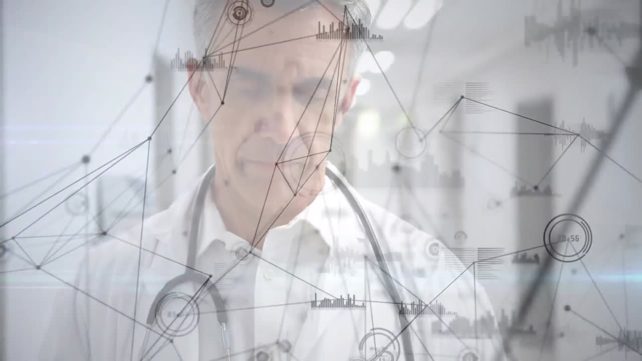 animación de la red de conexiones a través de un médico masculino usando una tableta