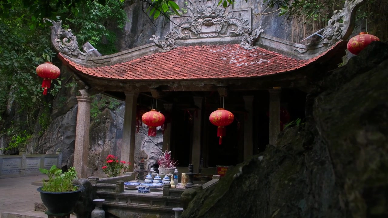 Den Voi Tempel i Ninh Binh, Vietnam, der viser traditionel vietnamesisk religiøs arkitektur omgivet af frodigt grønt og fredfyldt landskab.