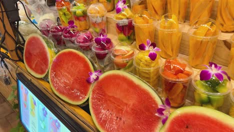 exhibición de frutas frescas en un mercado