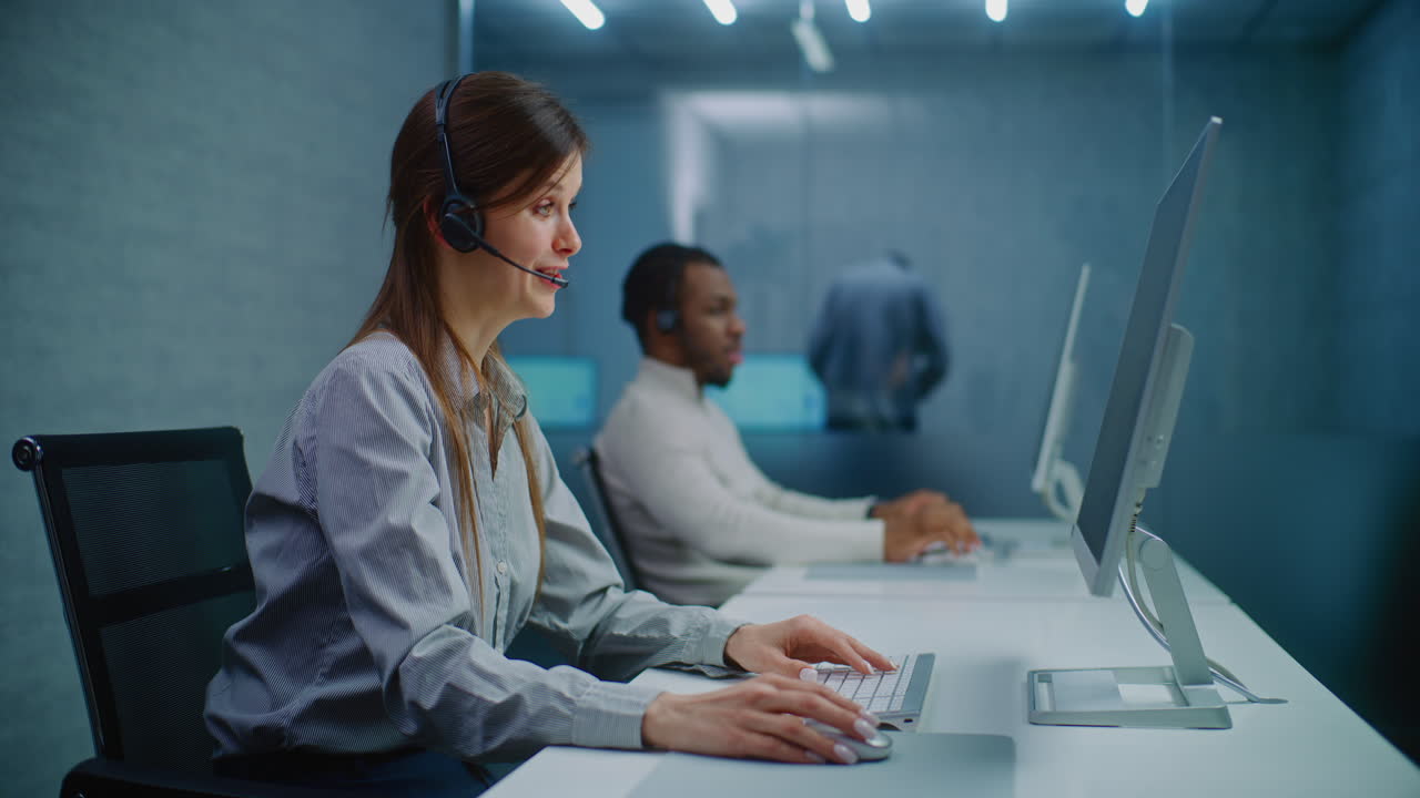 agentes del centro de llamadas trabajando