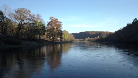 Color-De-Otoño-En-Las-Montañas-Del-Parque-Estatal-White-River-Arkansas