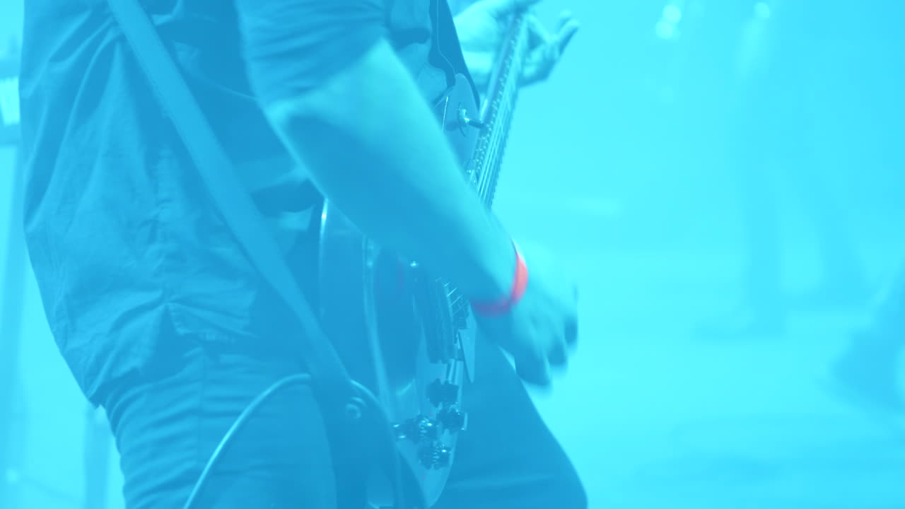 무대에서 연주하는 기타리스트