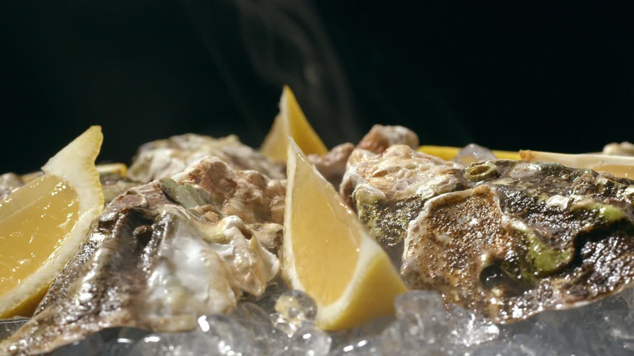 Ostriche fresche su ghiaccio con limone