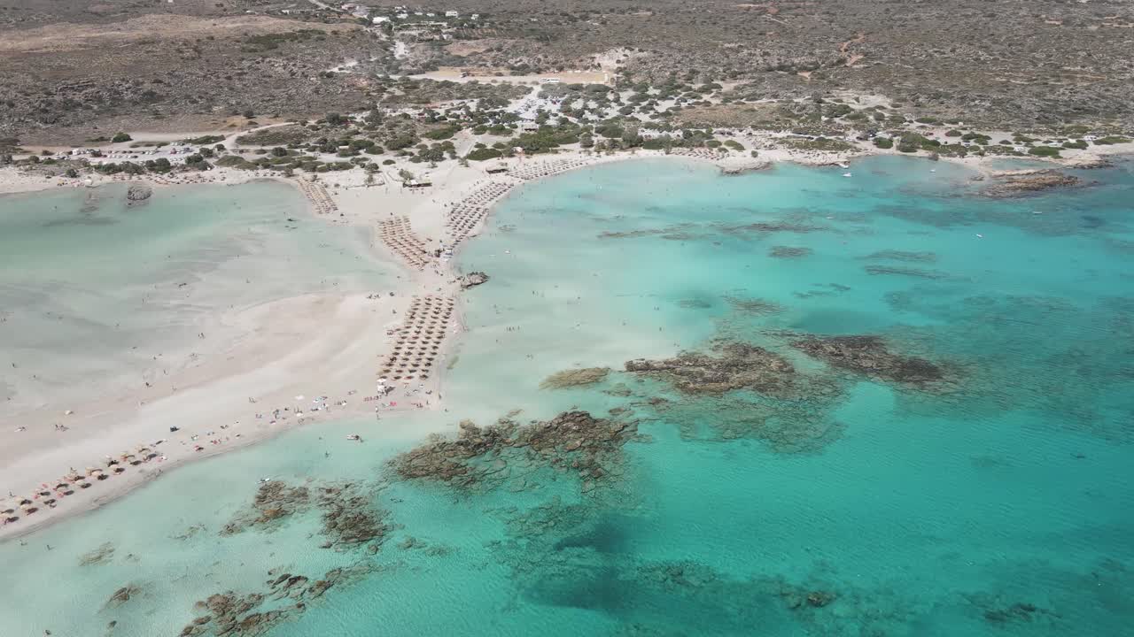 vista aérea de la idílica laguna de la playa de elafonisi con agua de mar turquesa clara en grecia