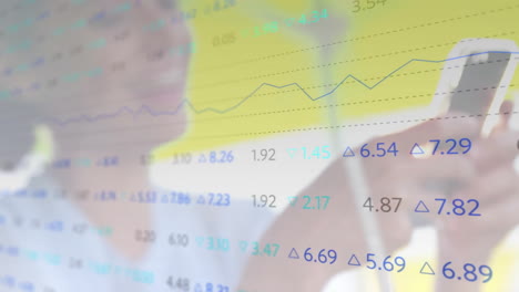 Animación-Del-Procesamiento-De-Datos-Financieros-Sobre-Una-Empresaria-Caucásica-Usando-Un-Teléfono-Inteligente