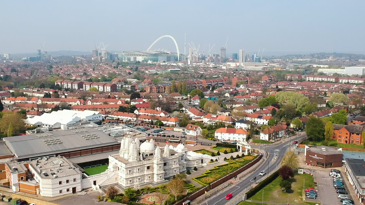 templo de neasden en brent, londres con el estadio de wembley