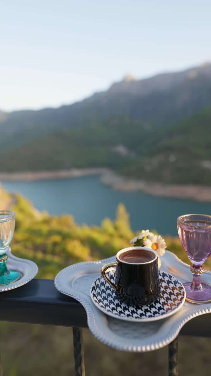 산을 볼 수 있는 터키 커피