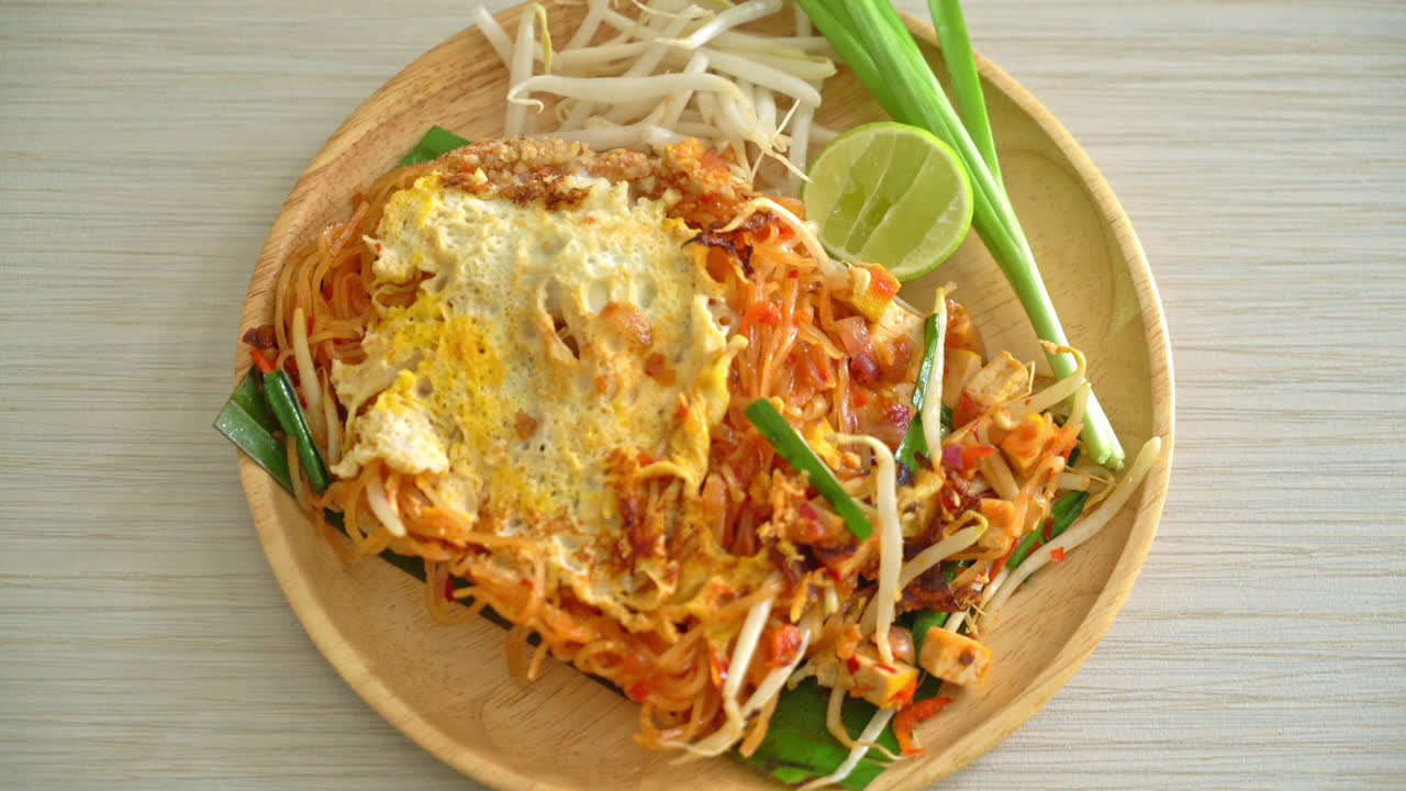 Pad Thai - stekte nudler i thai-stil med egg - Asiatisk matstil