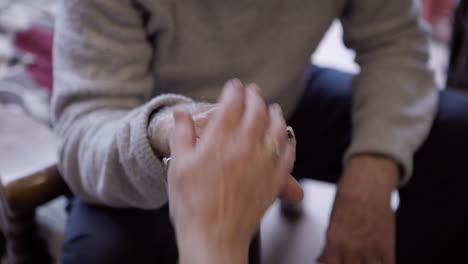 una pareja de ancianos tomados de la mano.