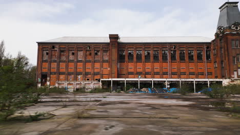 Verlassenes-Rotes-Backsteingebäude,-Seitliche-Luftaufnahme