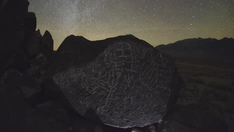 Dolly-Shot-Time-Lapse-En-La-Noche-De-Un-Sitio-De-Petroglifos-De-Paiute-Del-Valle-Sagrado-De-Owens-En-Las-Sierras-Orientales-De-California