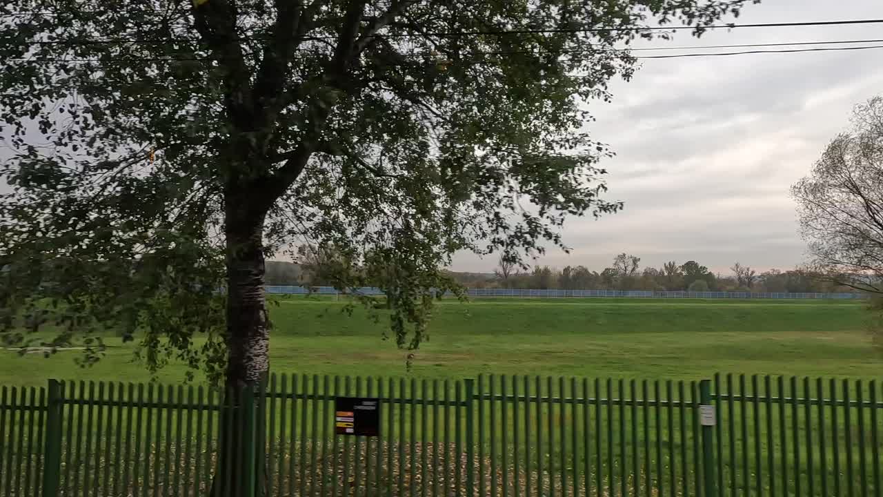 Vista dal finestrino dell'autobus sulla strada dall'aeroporto di Cracovia al centro città, Polonia
