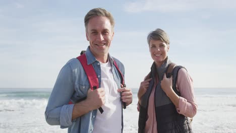 Porträt-Eines-Kaukasischen-Paares,-Das-An-Einem-Sonnigen-Tag-Seine-Freizeit-Am-Meer-Genießt