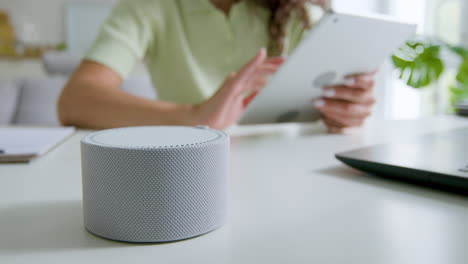 Close-up-view-of-smart-speaker-on-a-desk