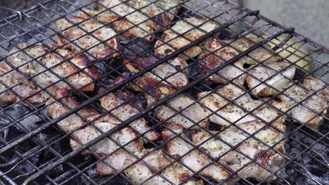 바베큐에 돼지고기 스테이크 굽기, 양쪽 그릴 회전