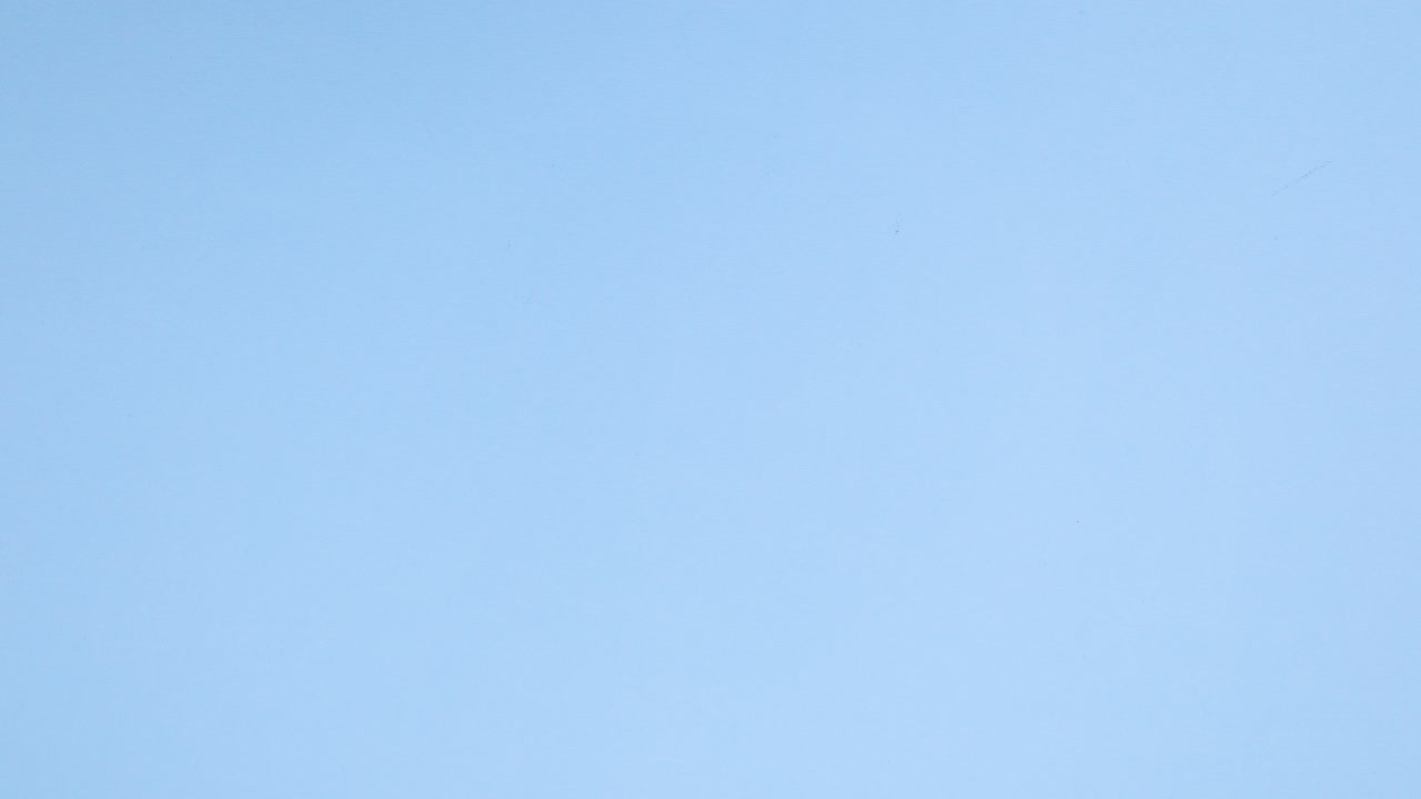 los huevos de pascua aparecen y desaparecen en el tema azul pastel.