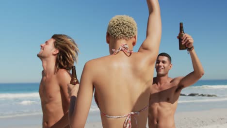 jóvenes amigos adultos bailando en la playa 4k