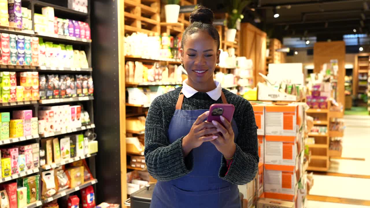 Donna che lavora in un negozio di alimentari
