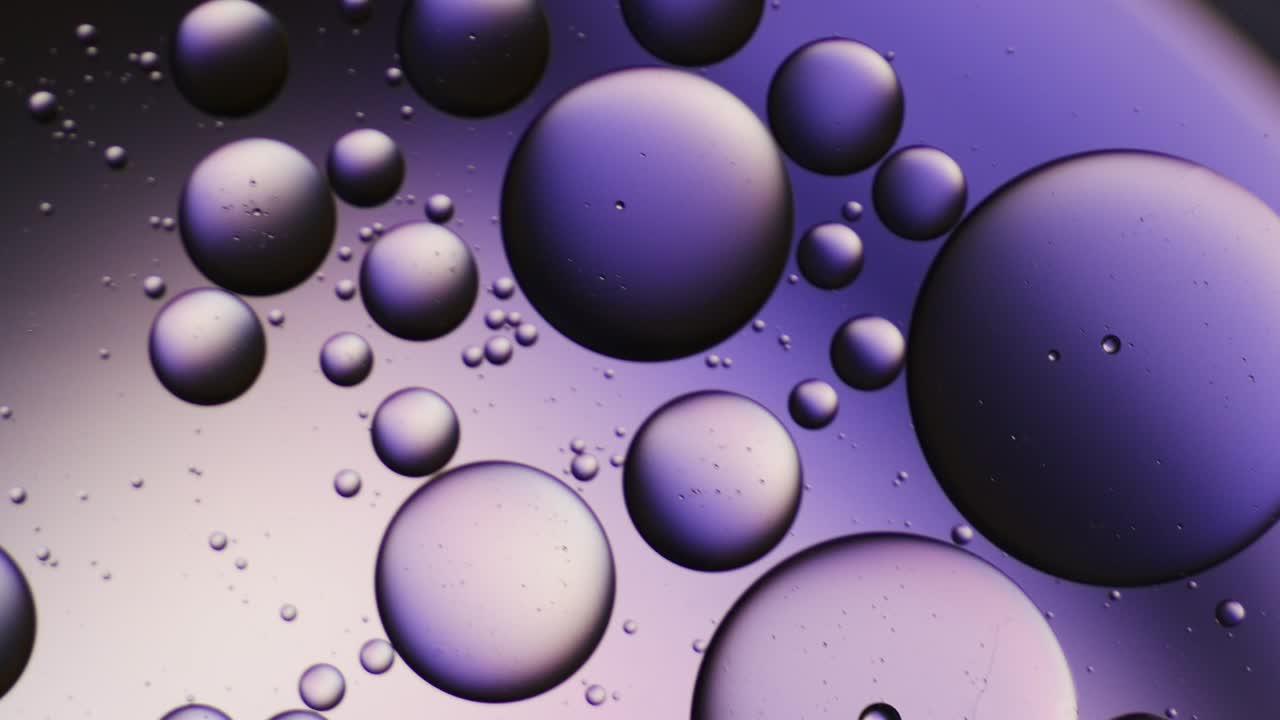 물 위에 떠다니는 기름방울의 다채로운 예술적.