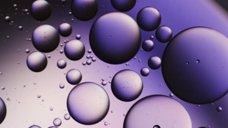 artístico colorido de gota de aceite flotando en el agua.