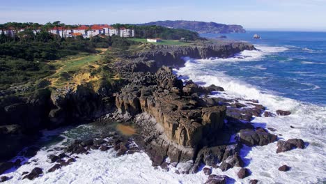 vista aérea de los hoteles y acantilado rocoso cerca de la costa en cantabria, españa