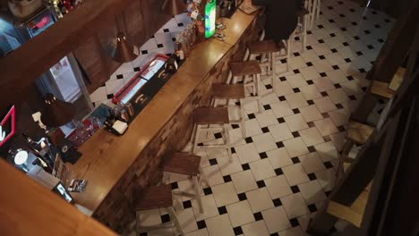 el interior del bar es acogedor.