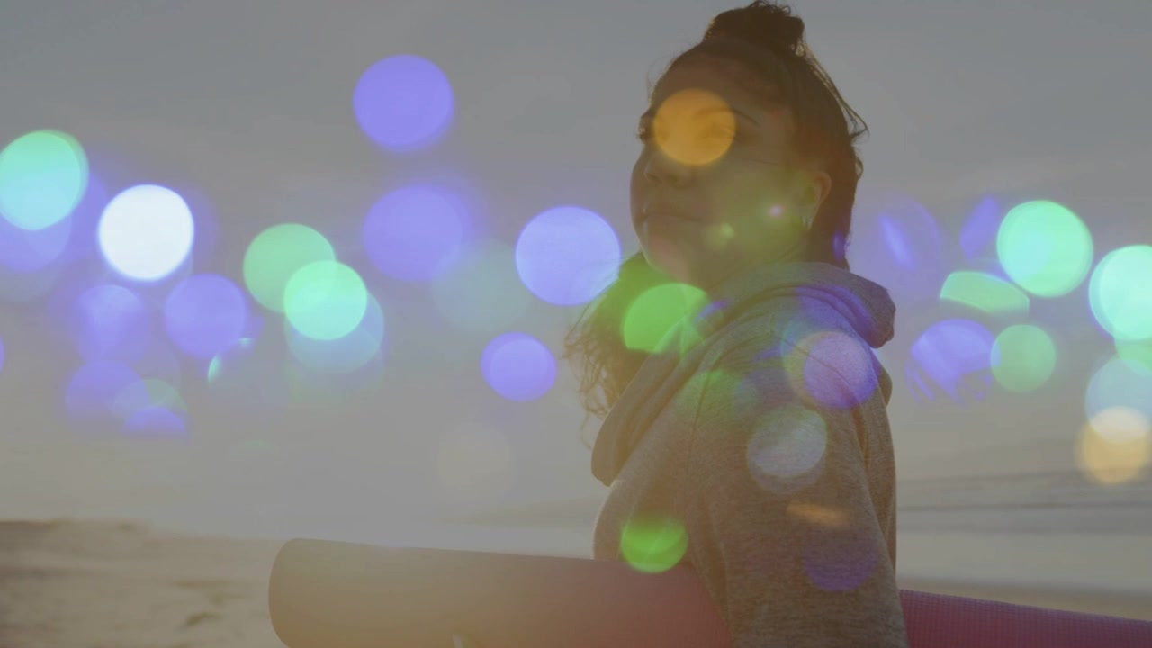 Donna che si tocca i capelli in spiaggia, con una tavola, e un effetto bokeh che rivela il profilo per il marketing.