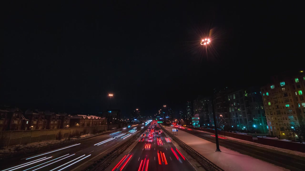 Time lapse del traffico autostradale intenso di notte durante l'ora di punta a Toronto