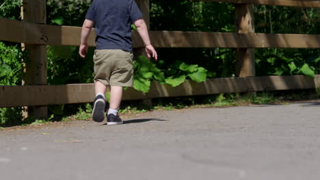 Un-Niño-Caminando-Por-Un-Sendero-Afuera