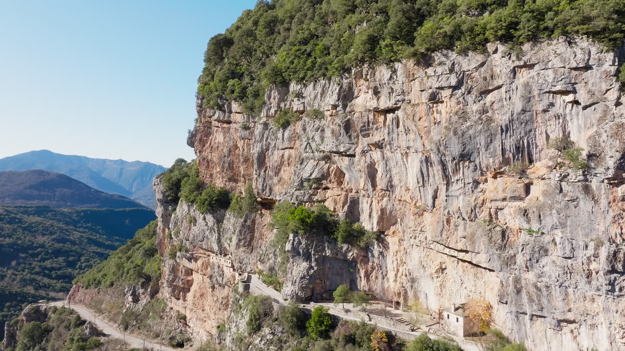 Vista aerea orbitale che rivela il Sacro Monastero di Kipinas, incastonato nella parete rocciosa in Epiro, Grecia