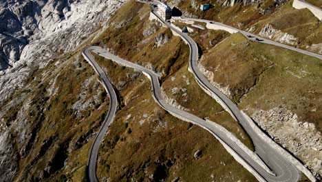 Sobrevuelo-Aéreo-Sobre-El-Paso-De-Montaña-De-Furka-En-La-Frontera-De-Valais-Y-Uri-En-Suiza-Con-Una-Vista-Panorámica-Desde-La-Carretera-Con-Curvas-Hasta-El-Glaciar-Del-Ródano-En-Un-Día-De-Verano