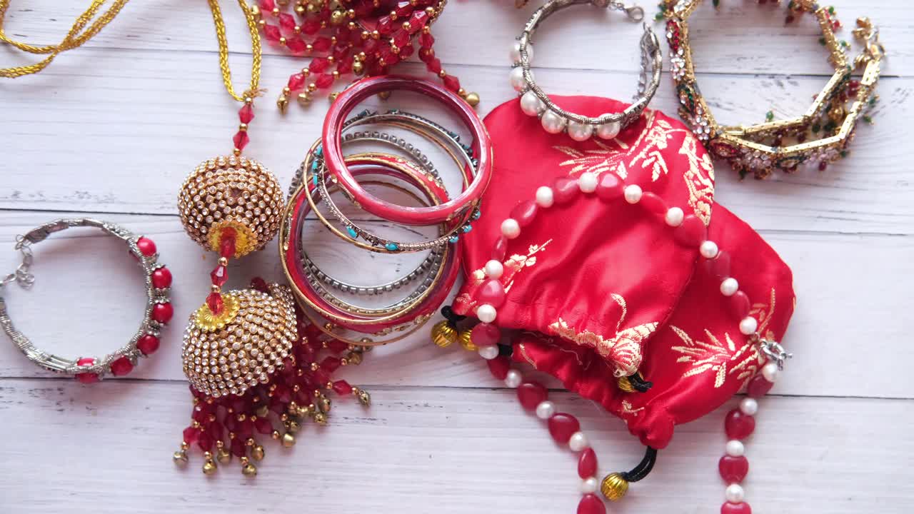 variedad de joyas tradicionales indias