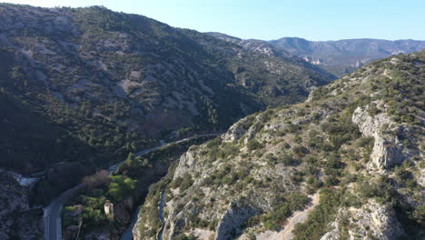 Antena-Empinada-Garganta-De-L&#39;herault-Con-Acueducto-A-Lo-Largo-De-Las-Colinas-Francia-Soleada