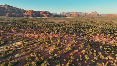 Vista-Aérea-Sobre-Arbustos-Que-Crecen-En-Los-Desiertos-De-Sedona-En-Arizona---Disparo-De-Drones