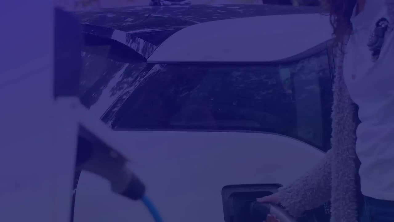 animación de procesamiento de datos sobre mujer caucásica cargando coche eléctrico.