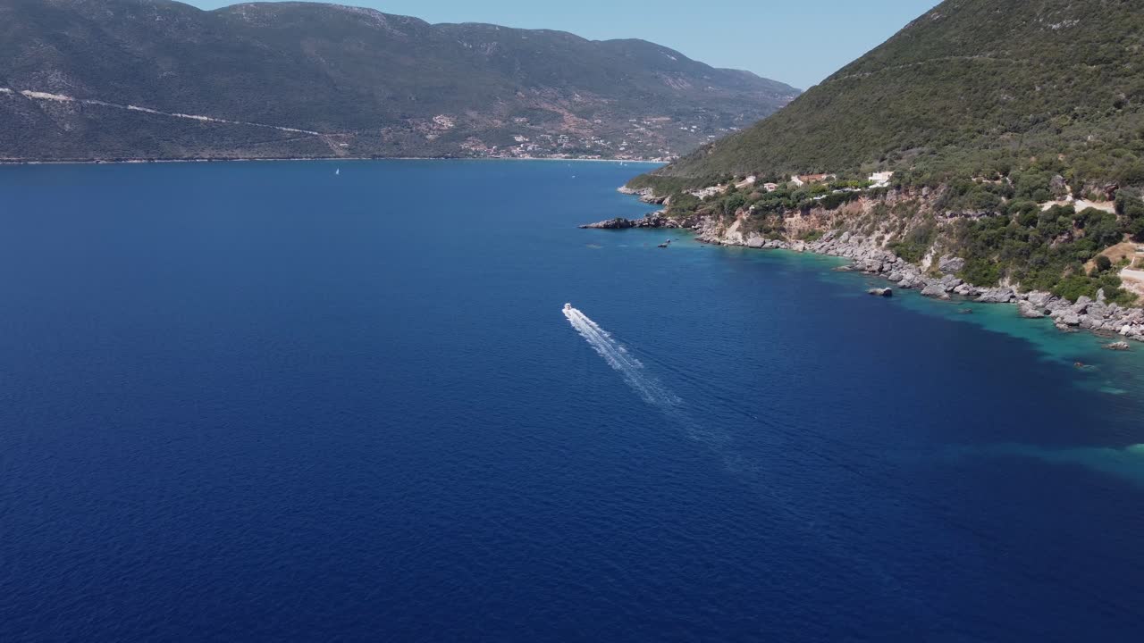 una lancha rápida navegando a lo largo de la hermosa costa de lefkada, cerca de la aldea de vasiliki