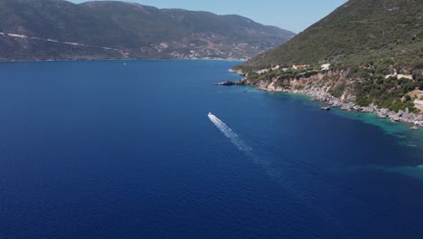 Lancha-Rápida-Navegando-Junto-A-La-Hermosa-Costa-De-Lefkada,-Cerca-Del-Pueblo-De-Vasiliki