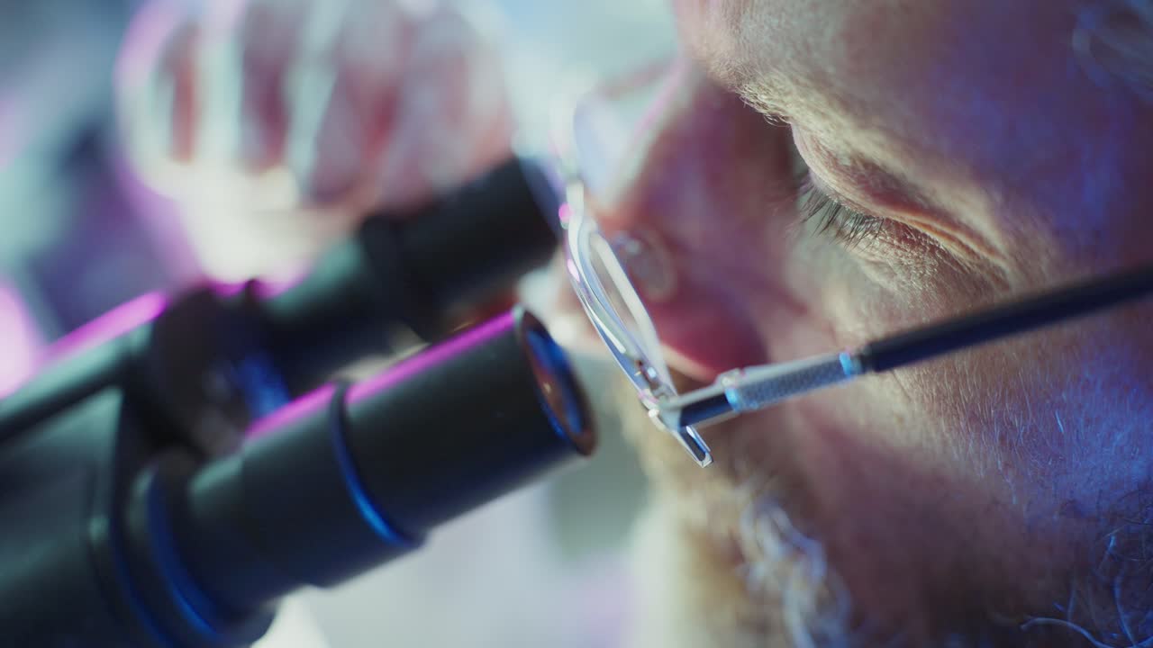 Primo piano di scienziato che osserva al microscopio in laboratorio