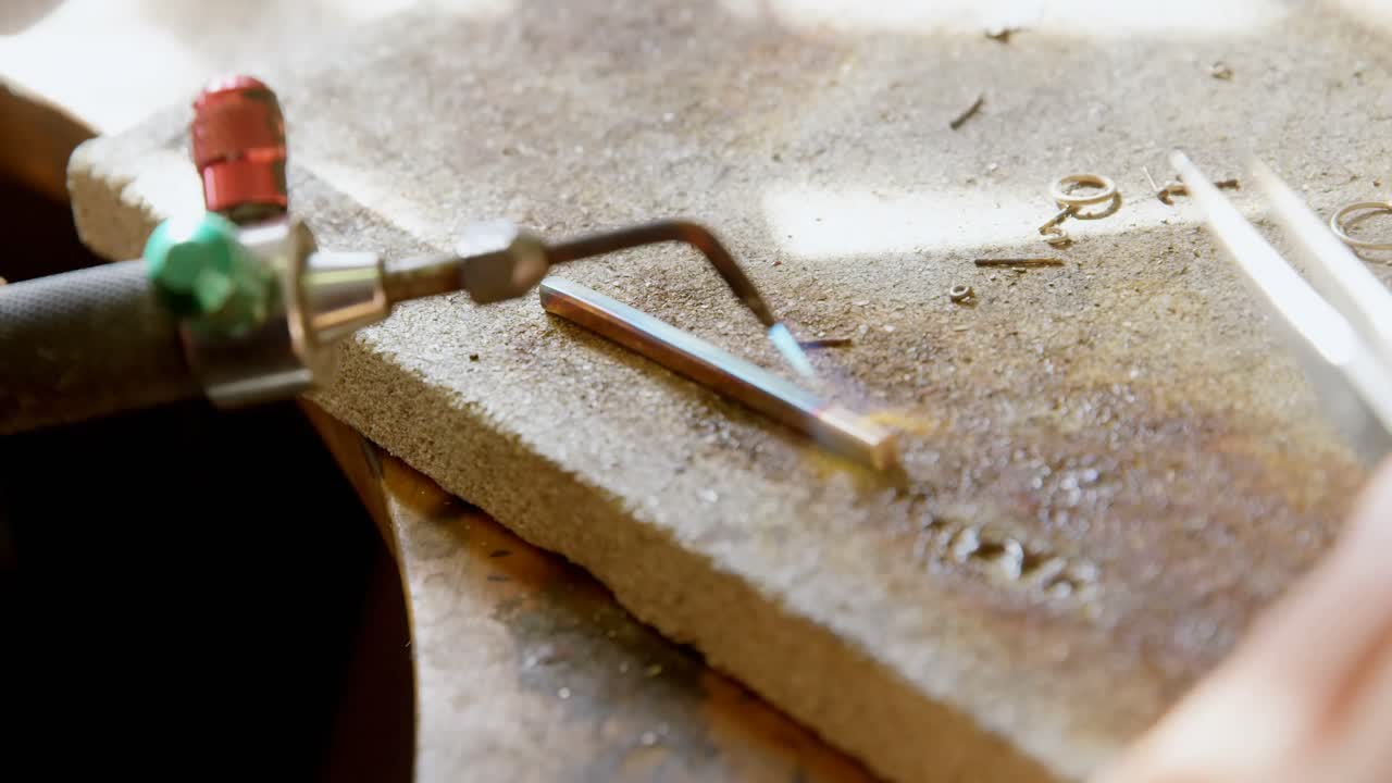 сварочный кусок металла в мастерской 4k