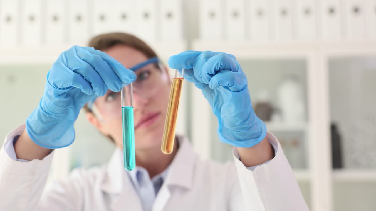 científico con tubos de ensayo