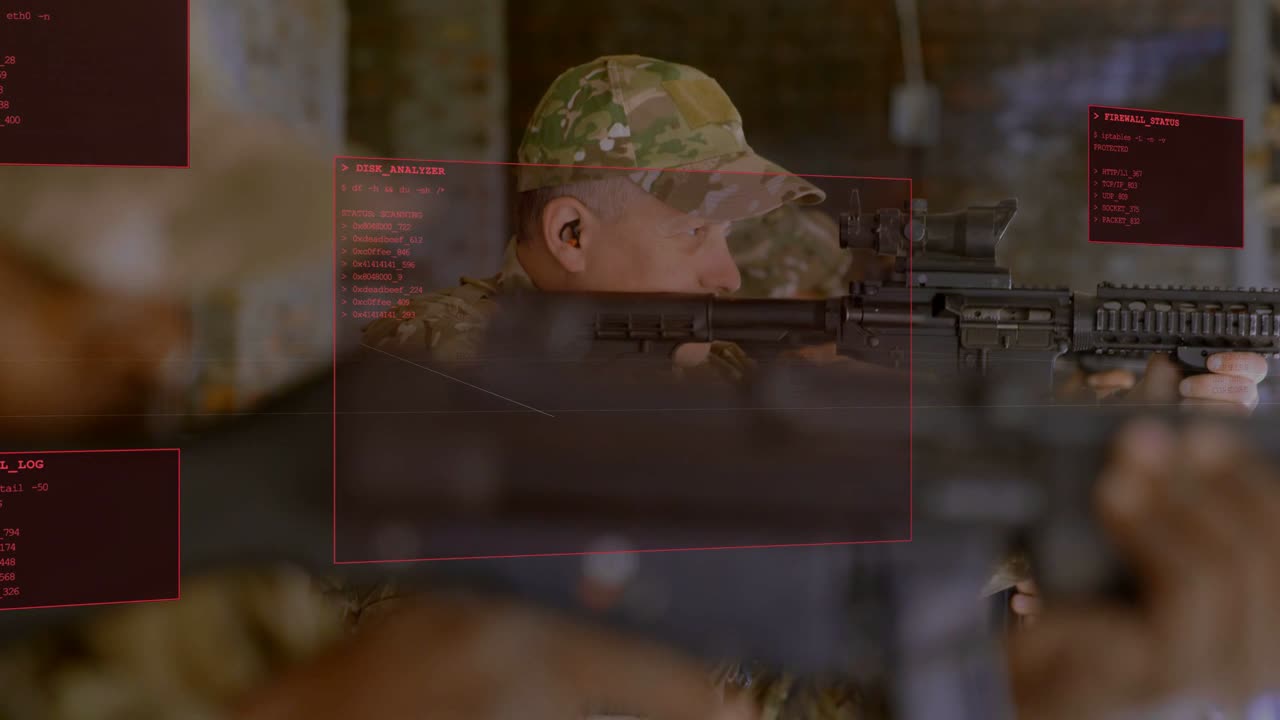 Soldado levantando o rifle sob comando, alinhando a mira enquanto painéis HUD vermelhos se movem, auxiliando o treinamento militar.