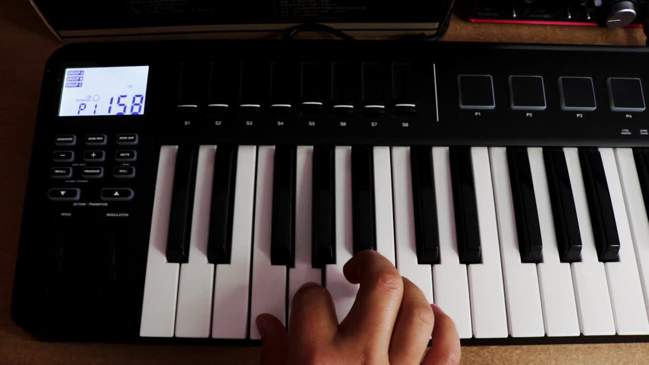 mano tocando piano sintetizador teclado. música y concepto de concierto