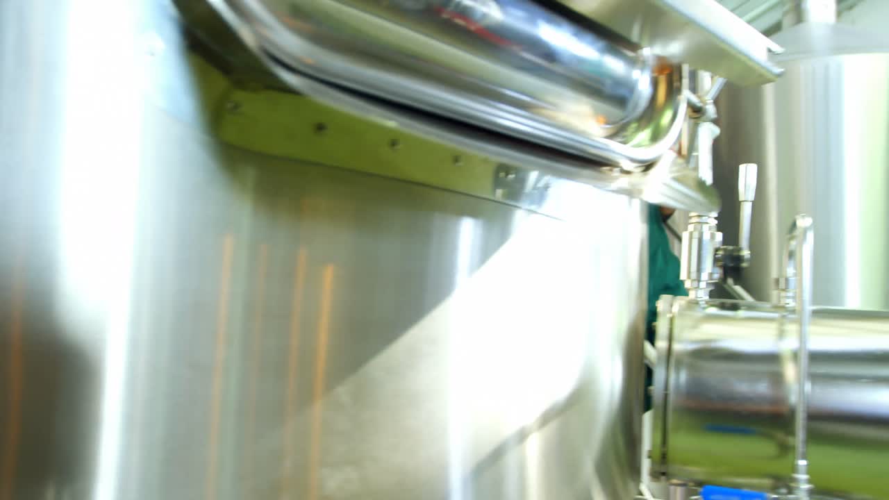 dos cerveceros discutiendo entre sí mientras usan una tableta digital 4k