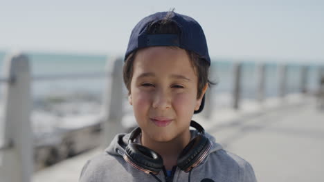 Retrato-De-Un-Niño-Pequeño-Que-Parece-Tranquilo-Y-Pensativo-Disfrutando-De-Las-Vacaciones-De-Verano-En-Cámara-Lenta-Junto-Al-Mar-Cálido