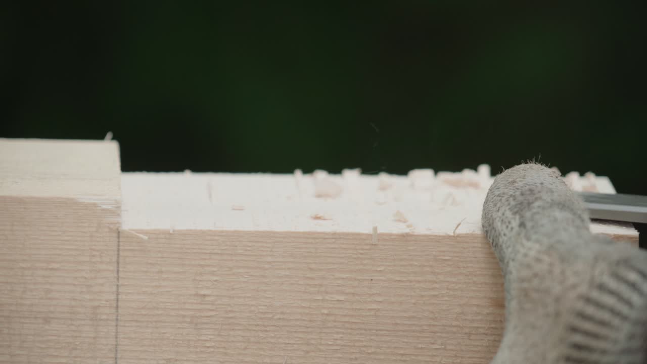 Giunti a gradini intagliati con scalpello affilato nel legno chiaro, dettagli di alta falegnameria con luce naturale